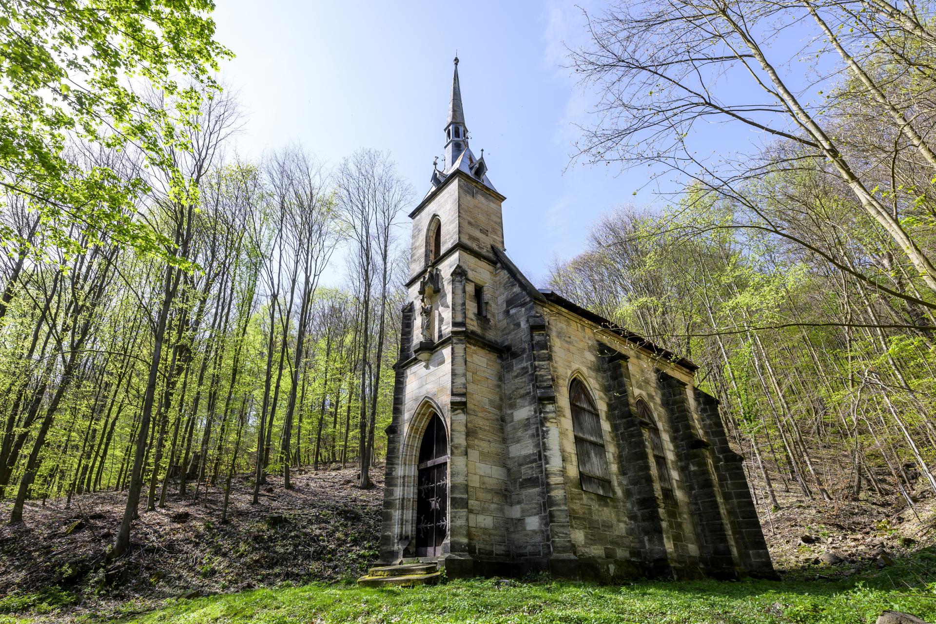 Státní podnik obnoví u lesa ukrytou neogotickou kapli Panny Marie na Ústecku
